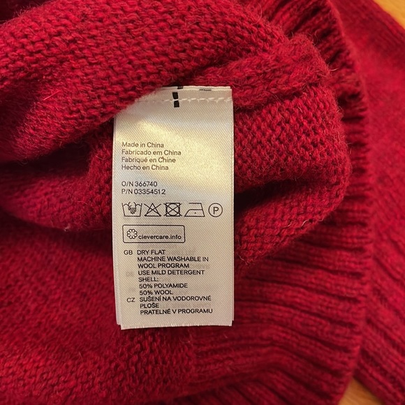 NWT H&M Men's Red Abstract Crewneck Sweater - Great for Fall, Winter, Holidays - Picture 10 of 10